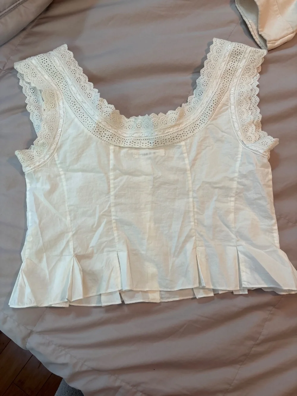 Doen Cream Eyelet Lace-Trim Button Front Cropped Top - Picture 16 of 16